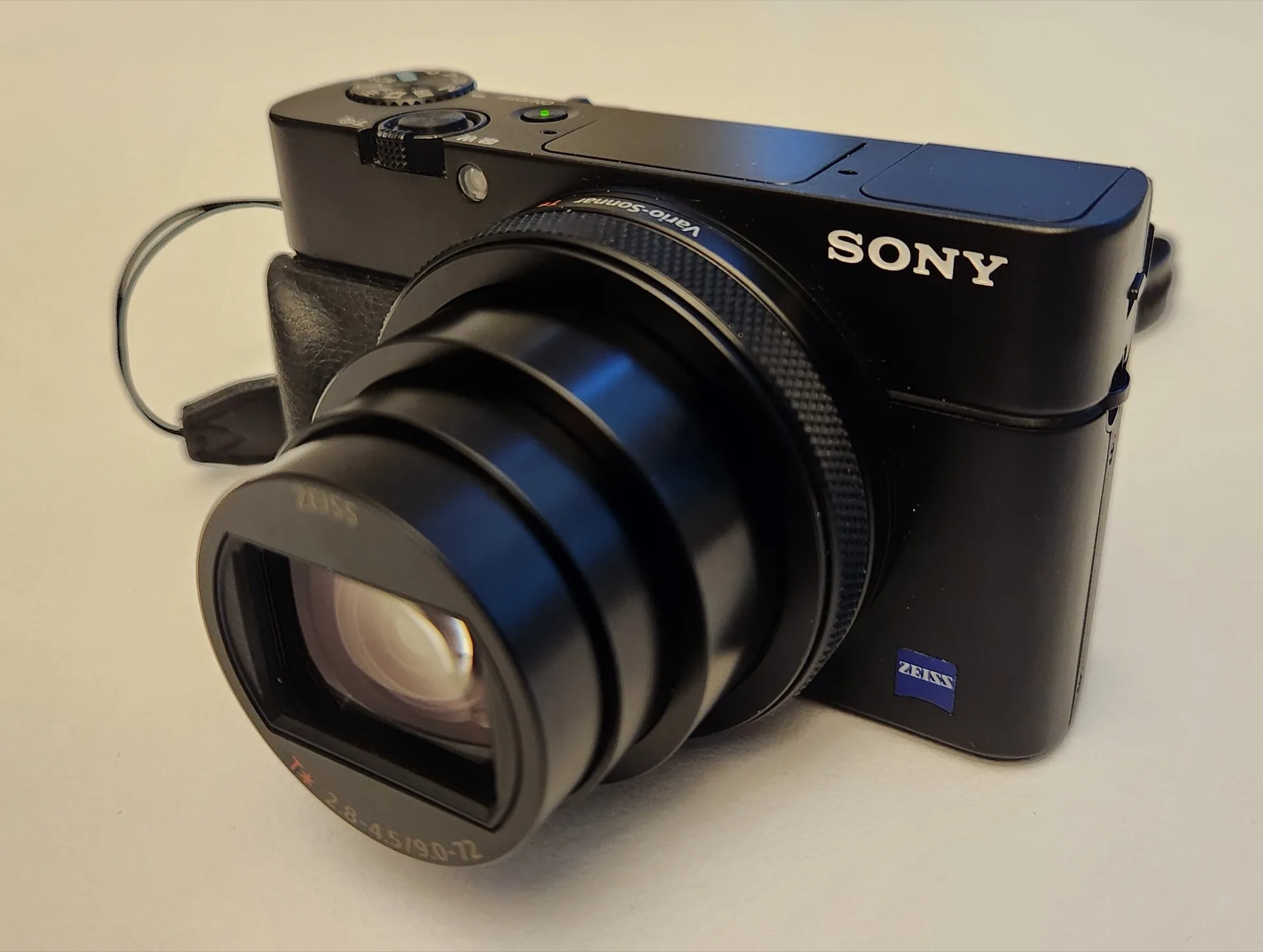 Compact expert Sony RX100 VII objectif Zeiss déployé, vu de trois quarts