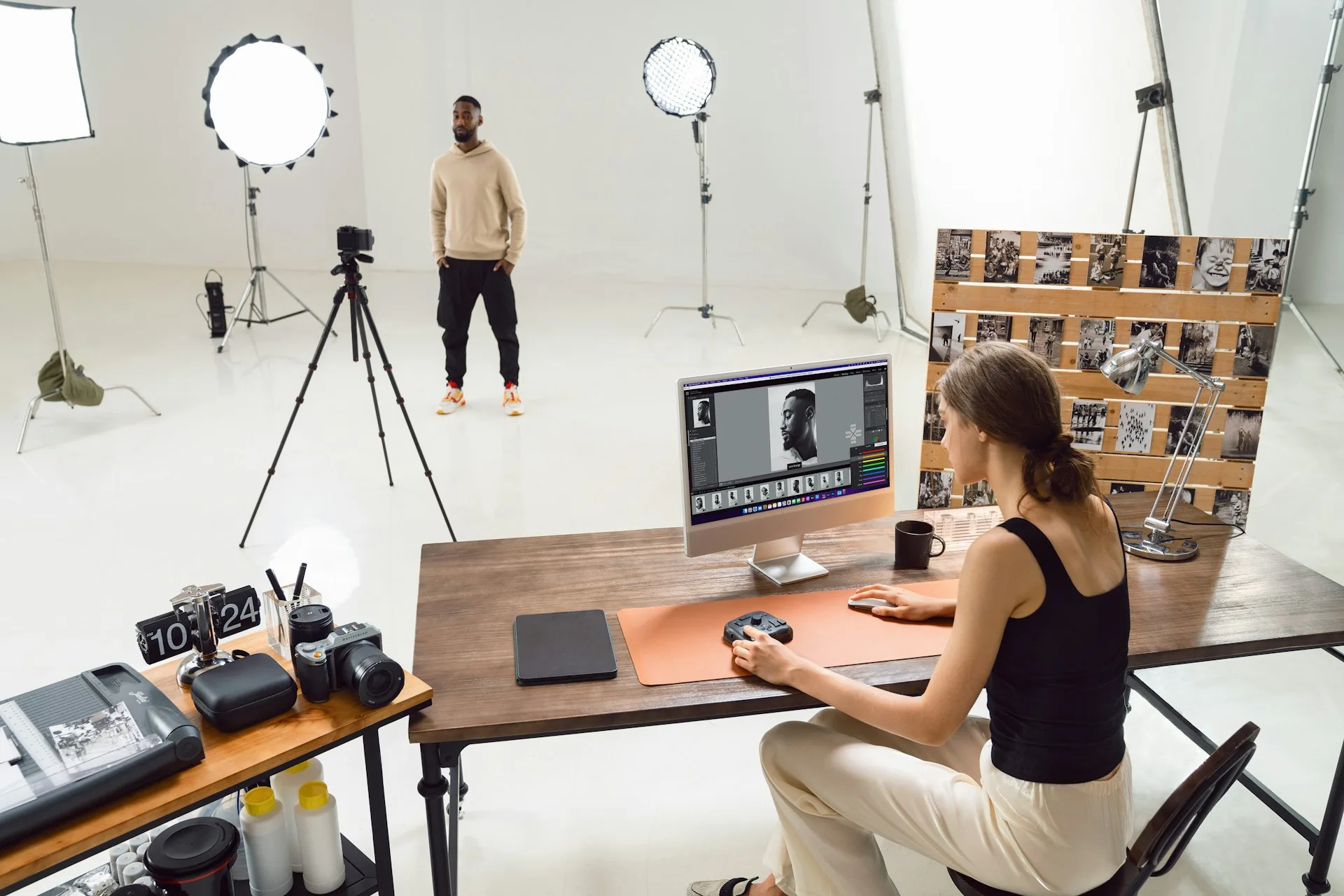 Séance en studio connectée : modèle sur le plateau, boîtier sur trépied et images affichées en direct sur l'écran de l'ordinateur