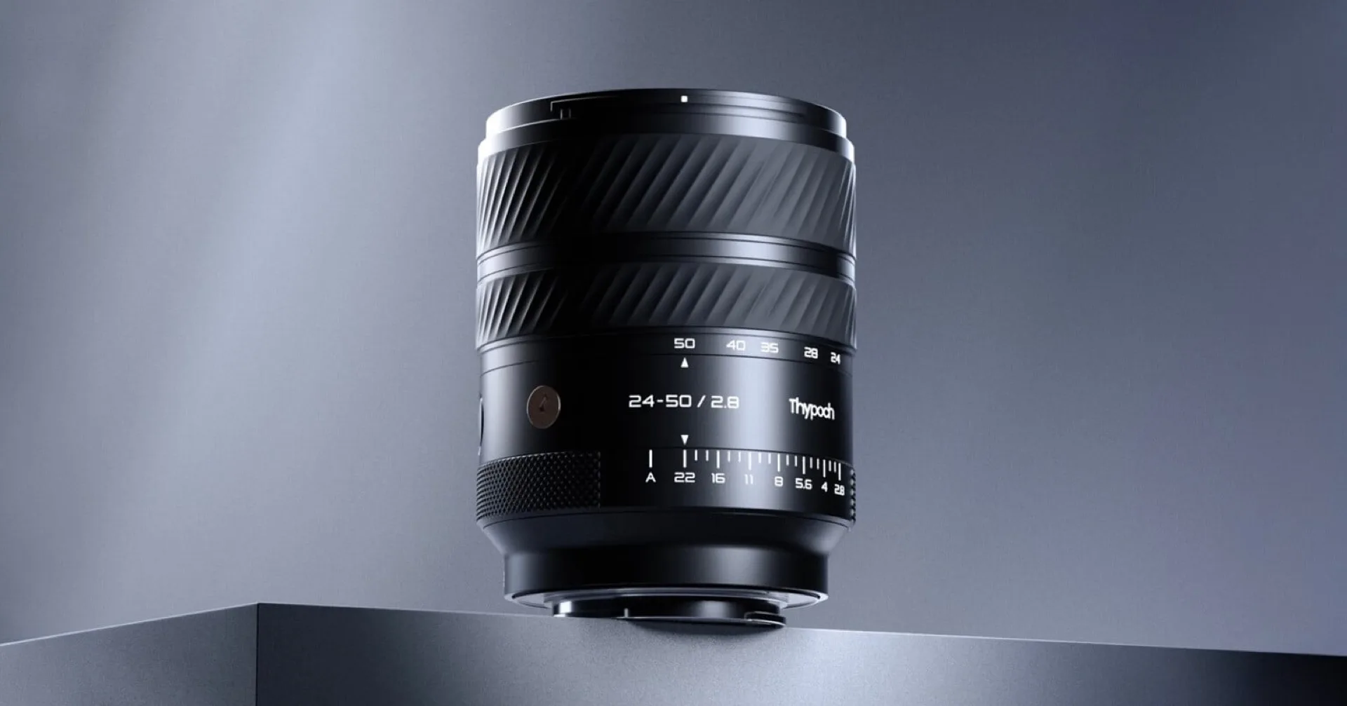 Objectif Thypoch Voyager 24-50mm f/2.8 AF en monture Sony E posé sur fond sombre