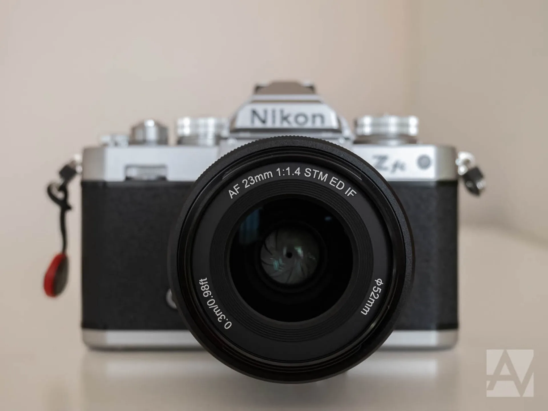 Objectif Viltrox AF 23mm f/1.4 sur Nikon Z (image Arend, Wikimedia Commons CC BY 2.0 — illustration de la gamme Viltrox APS-C / plein format en pleine expansion au NAB 2026).