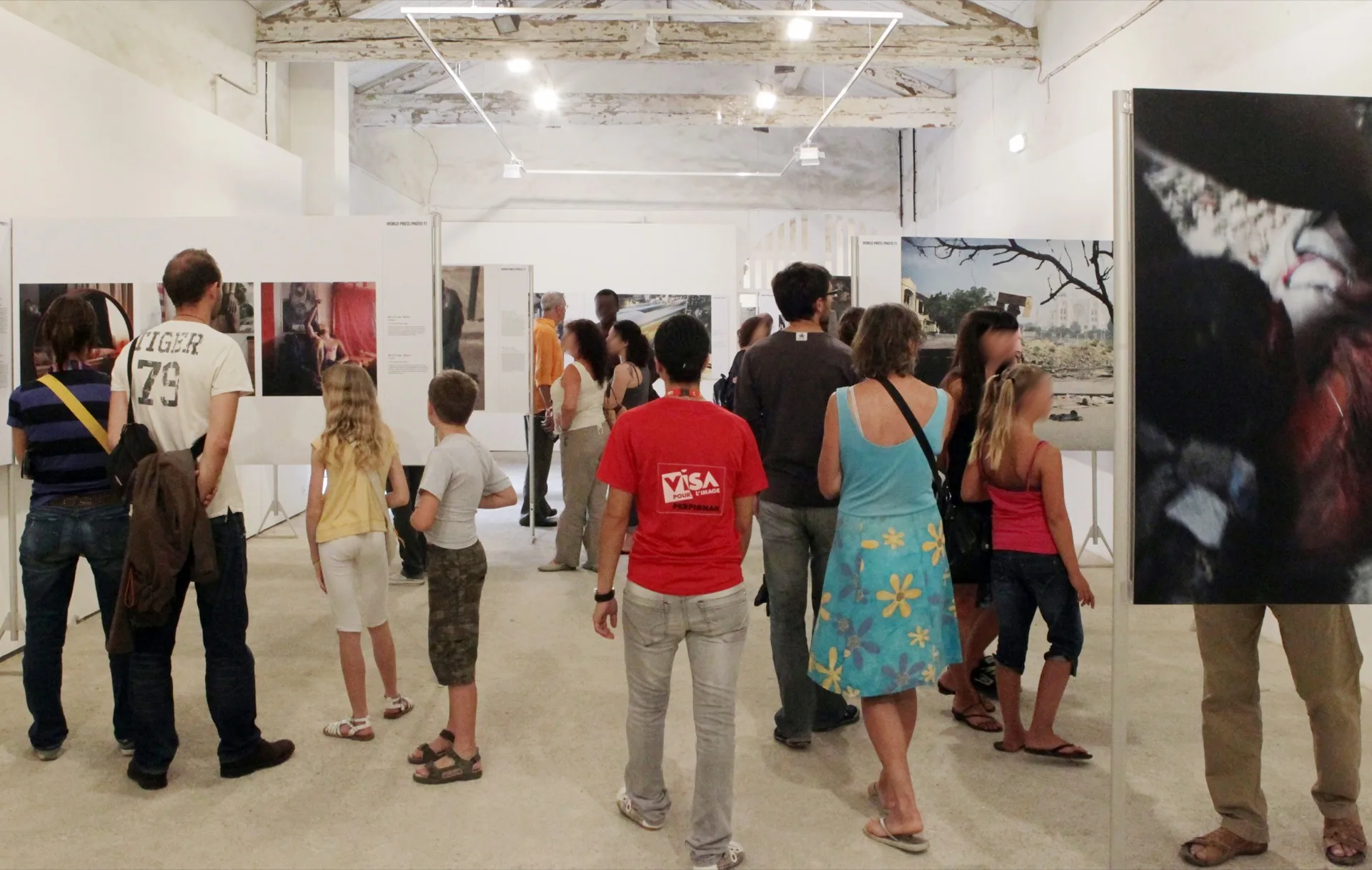 Visiteurs dans une salle d'exposition du festival Visa pour l'Image à Perpignan