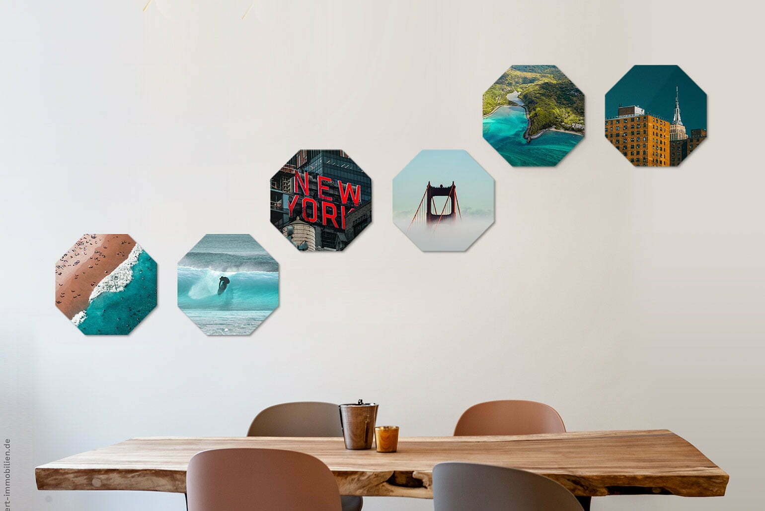Mur décoré avec six cadres photo octogonaux au-dessus d'une table en bois dans une salle à manger moderne
