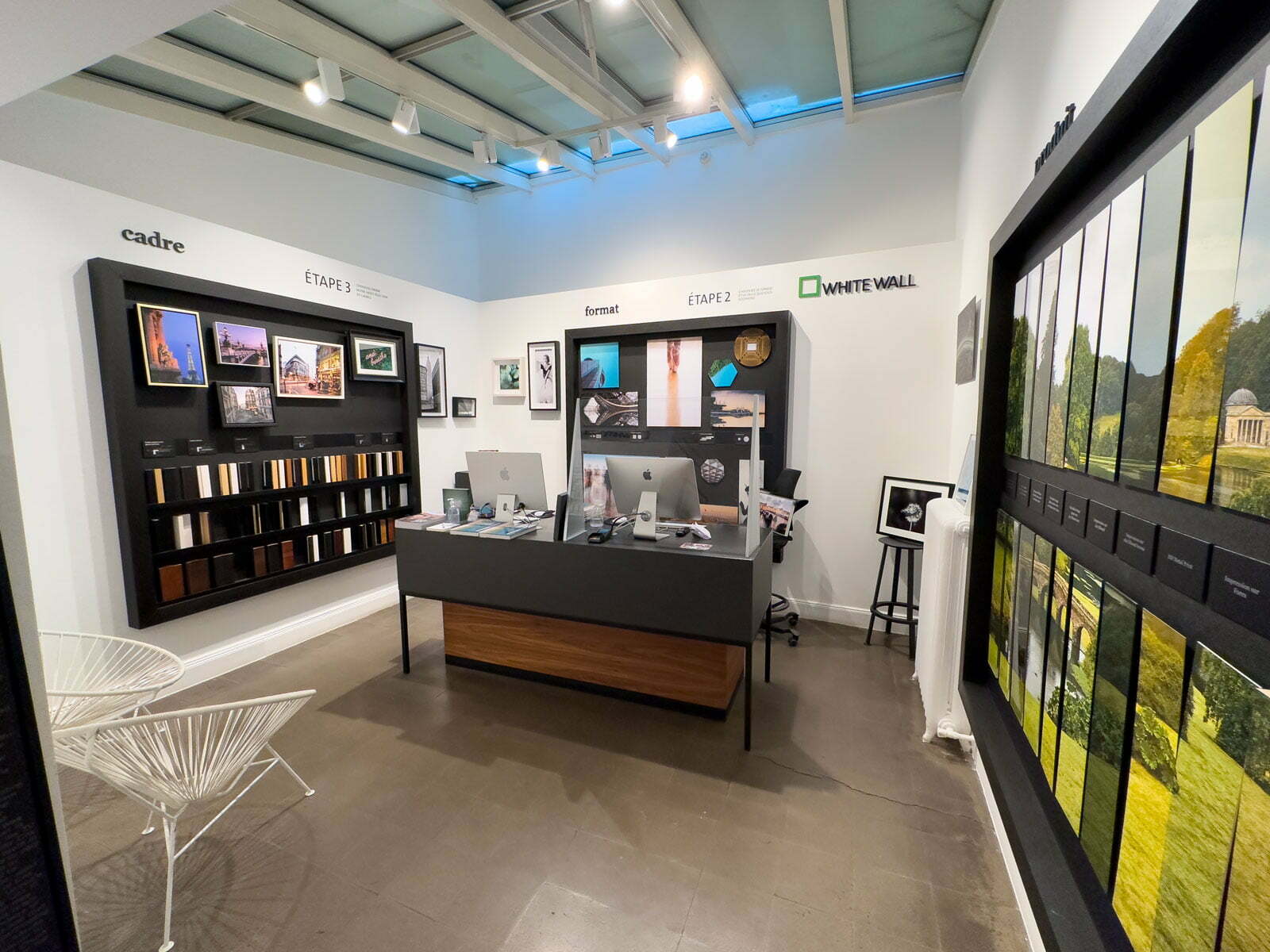Tirages encadrés WhiteWall exposés dans la galerie LUMAS à Paris
