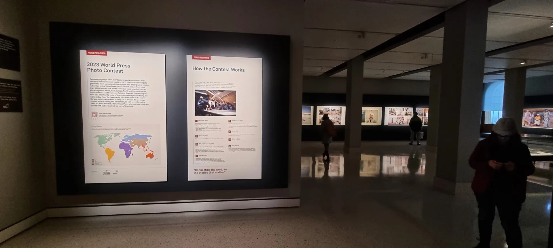 Exposition World Press Photo à la State Library of New South Wales en 2023 (image Geoff Barker, Wikimedia Commons CC BY-SA 4.0 — illustration des Photo Days et expositions itinérantes du concours).